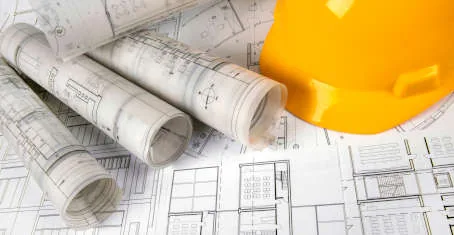 Plans techniques et casque de chantier